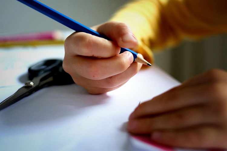 Escribiendo en un papel