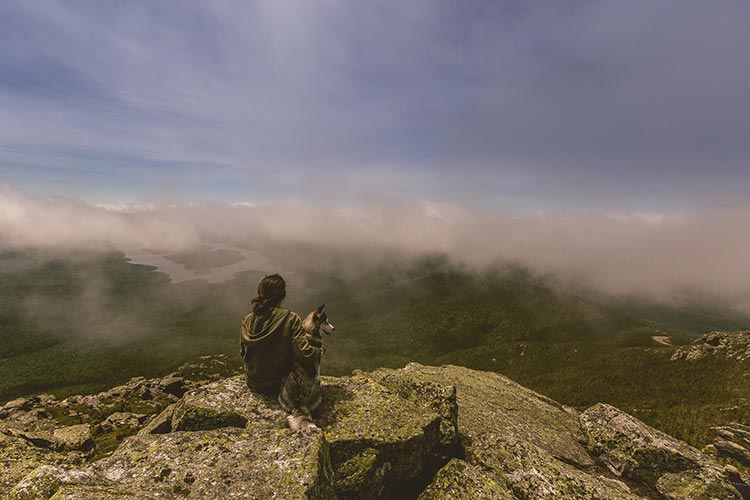 Mujer en lo alto de una montaña