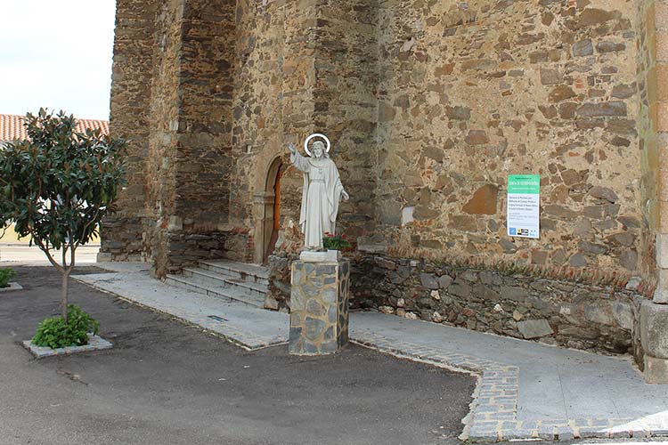 Sagrado Corazón junto a la iglesia de la Asunción