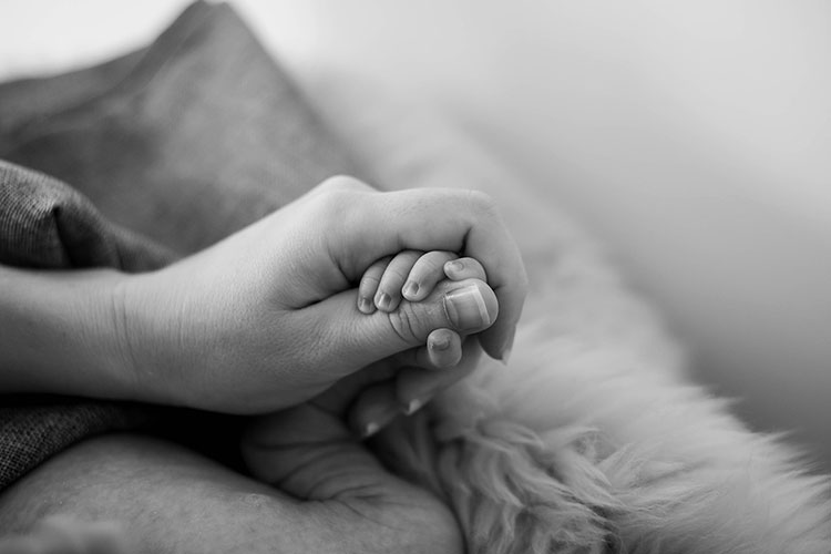 Manos de un bebé y de su madre