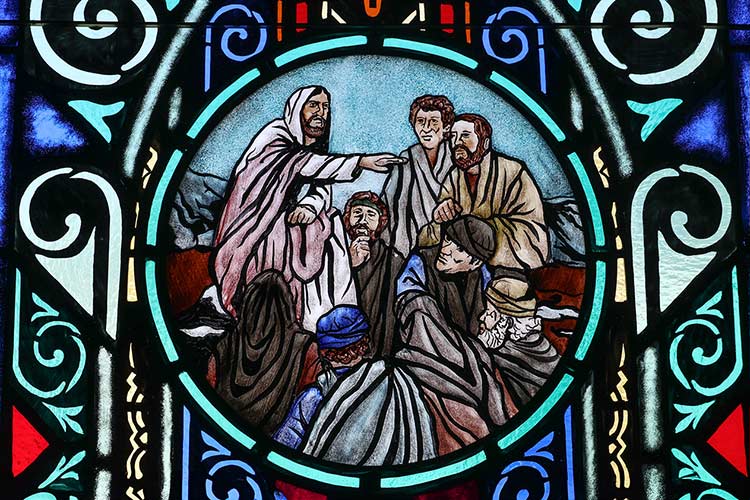 Escribas y fariseos escuchando a Jesús