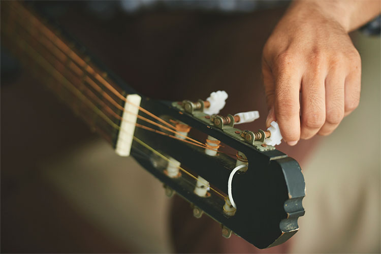 Afinando una guitarra