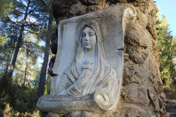 Bajorrelieve de la Virgen María
