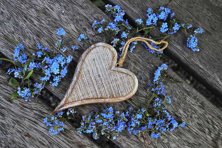 Corazón rodeado de flores