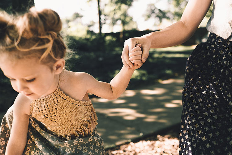 Niña con su madre