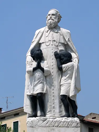 Estatua de Daniel Comboni en Verona