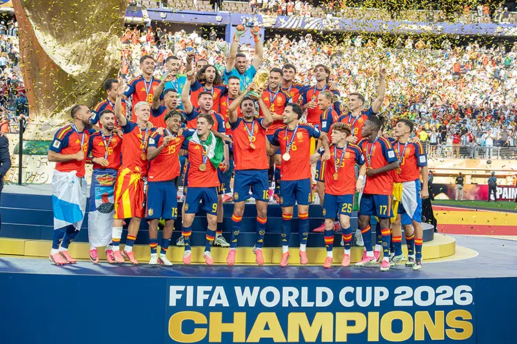 España levanta el trofeo de la Copa del Mundo 2026